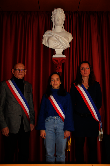 Élections - Chloé SANZ, nouveau maire du CMJ, accompagnée de Yves Revel, maire de Beynes et Céline MORAIN, adjointe déléguée à l'enfance, à la jeunesse et au périscolaire