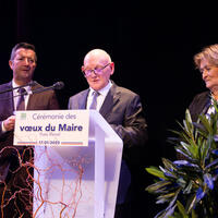 Cérémonie des Voeux du Maire 2025 - Yves REVEL, maire de Beynes, accompagné de Joséphine KOLLMANSBERGER, vice-présidente du Conseil Départemental et maire de Plaisir et Karl OLIVE, député de la 12ème circonscription des Yvelines. 